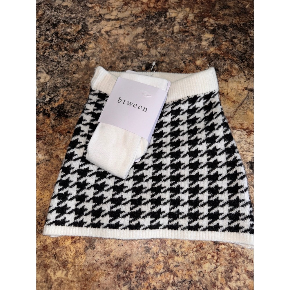 Between skirt and accessories